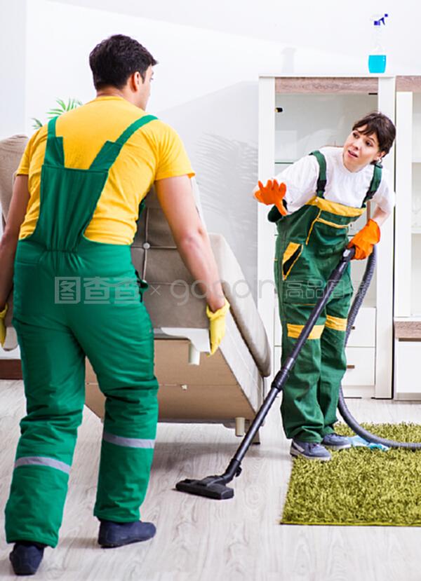 清潔專業承包商在家里工作。清潔專業承包商在家里工作