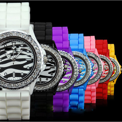 璀璨新潮，時(shí)尚個(gè)性 深圳市泰時(shí)瑞鐘表直銷炫彩鑲石合金硅膠女表